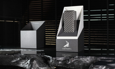 Ваза в форме квадратной призмы MONOLITH